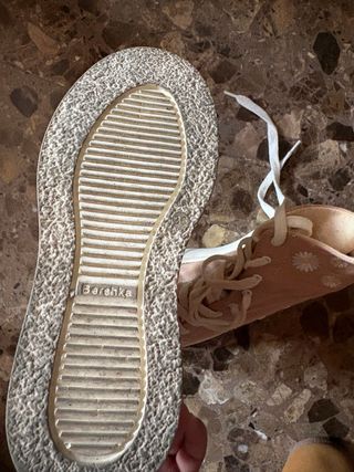 Botín rosa con flores blancas