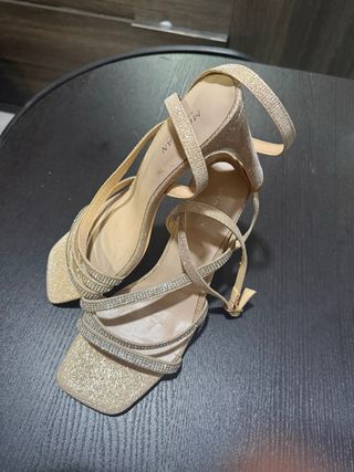 Sandalias doradas fiesta tacón tiras brillantes