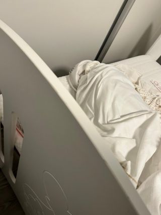 Cuna blanca para bebé completa.