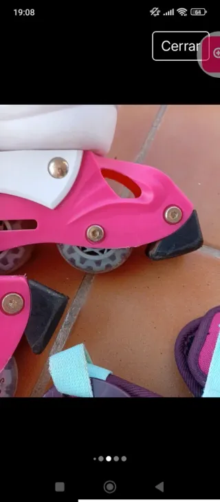 Patines en línea rosas y protecciones