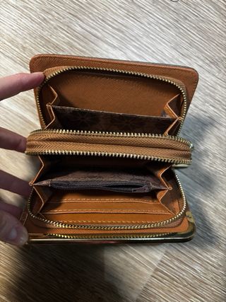 Cartera de piel marrón con cierre dorado