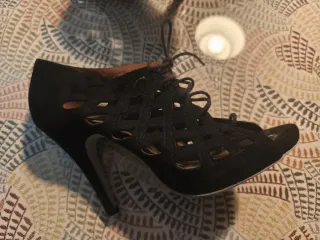 Botines negros de encaje.Zara.Tacón 12cm.