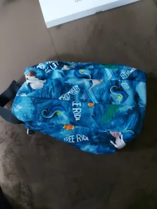 Estuche escolar Totto azul con diseño de perros.