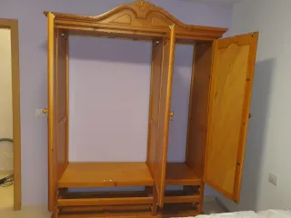 Armario de madera de pino con espejos