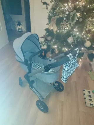 Carrito juguete de muñecas gris con bolso