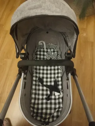 Carrito juguete de muñecas gris con bolso
