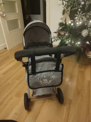 Carrito juguete de muñecas gris con bolso