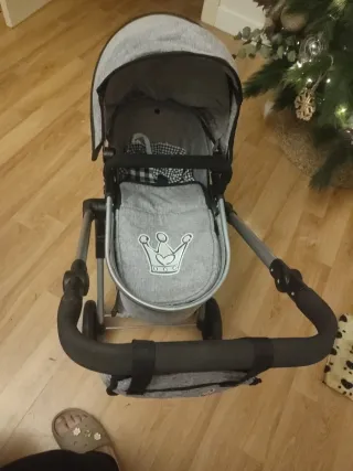 Carrito juguete de muñecas gris con bolso