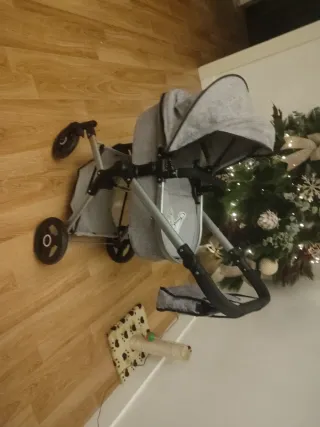 Carrito juguete de muñecas gris con bolso