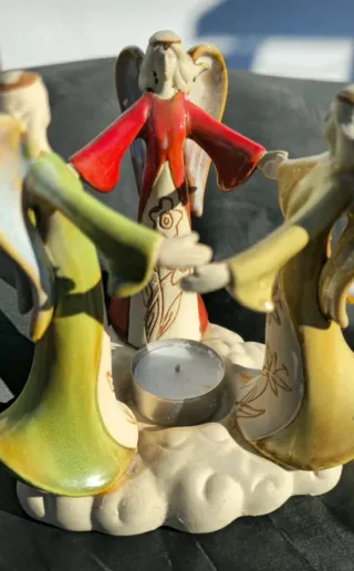 Portavelas de cerámica con ángeles