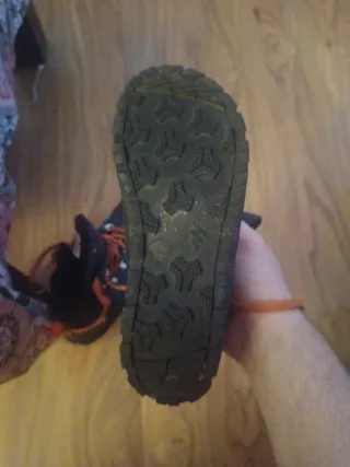 Botas de montaña negras y naranjas