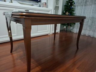 Mesa de comedor de madera con cristal