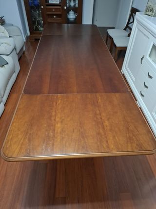 Mesa de comedor de madera con cristal