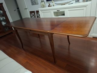 Mesa de comedor de madera con cristal
