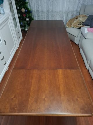 Mesa de comedor de madera con cristal