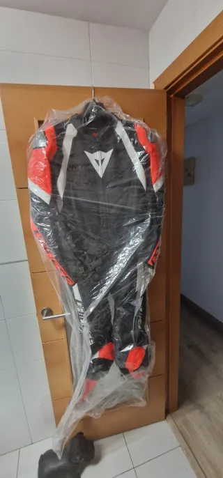 Mono Dainese Negro/Rojo