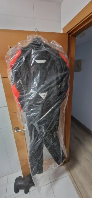 Mono Dainese Negro/Rojo