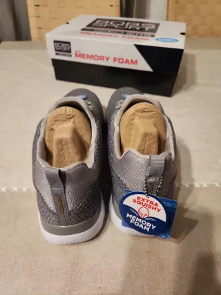 Zapatillas Skechers Talla 40 unisex nuevas sin uso