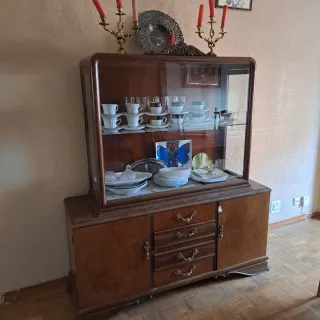 Aparador de madera y cristal