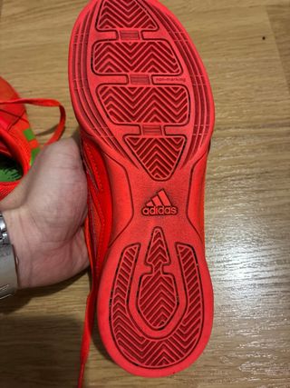Zapatillas de fútbol Adidas rojas y verdes