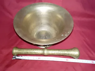 Almirez de bronce con leones