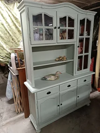 Alacena de madera y cristal