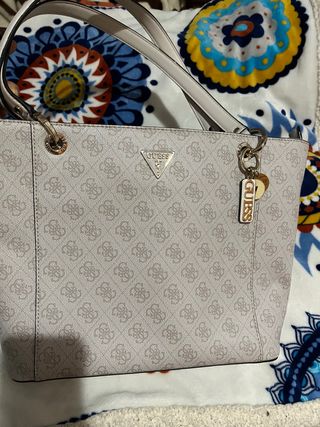 Bolso Guess Beige y Dorado