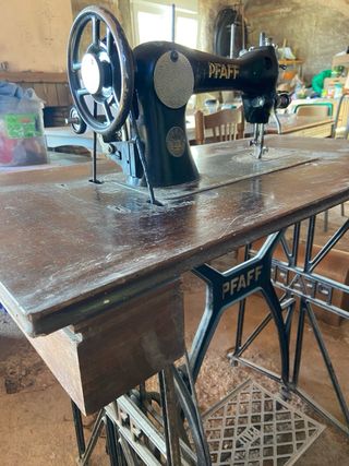 Máquina de coser PFAFF antigua