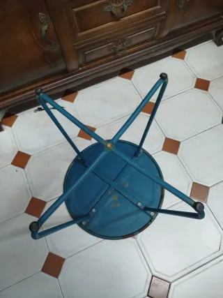 Mesa auxiliar redonda azul