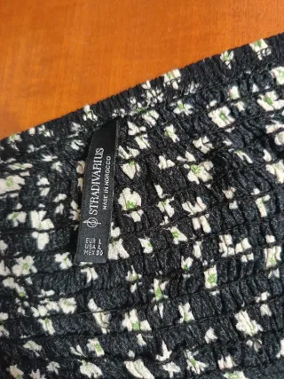 Top corto floral negro