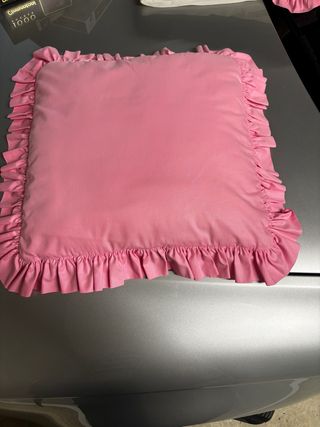 Cojín rosa con volantes