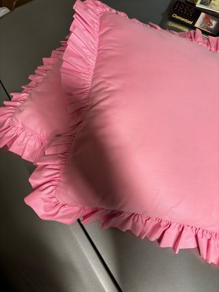 Cojín rosa con volantes