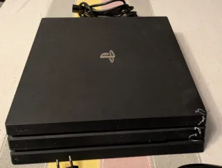 PS4 Pro + 2 Mandos + cargador + 13 Juegos