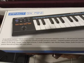 Controlador midi Nektar GX Mini. En caja