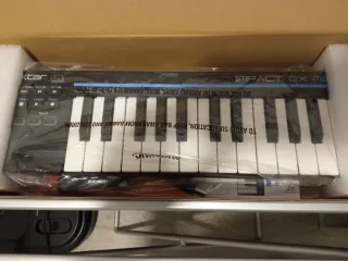 Controlador midi Nektar GX Mini. En caja