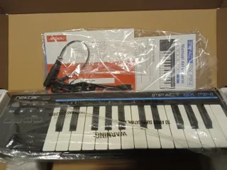 Controlador midi Nektar GX Mini. En caja