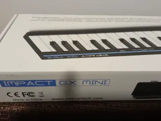 Controlador midi Nektar GX Mini. En caja