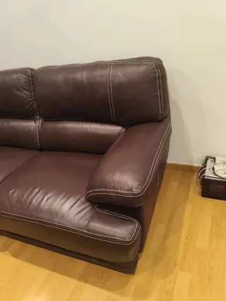 Sofá de piel marrón