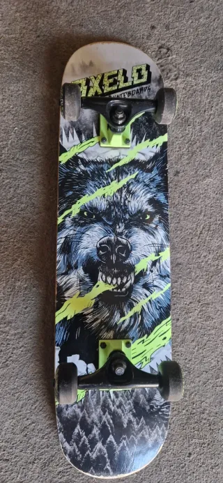 Monopatín con diseño de lobo