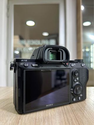 Cámara Sony Alpha 7 III + Objetivo 28-70