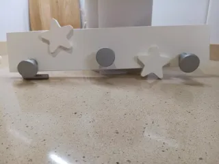Perchero madera estrellas y pomos metal