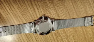 Reloj plateado con malla metálica
