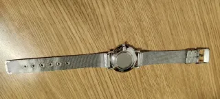 Reloj plateado con malla metálica