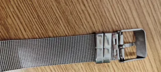 Reloj plateado con malla metálica