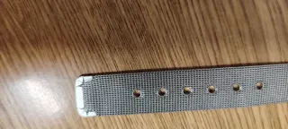 Reloj plateado con malla metálica