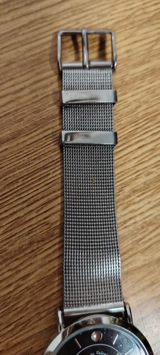 Reloj plateado con malla metálica