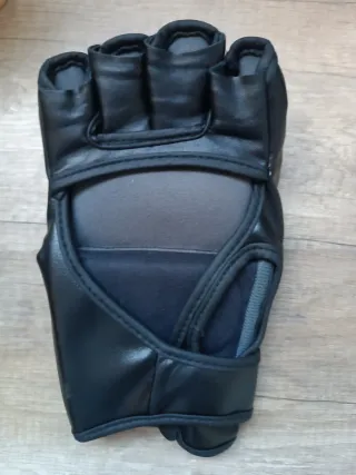 Guante UFC firmado por Ilia Topuria