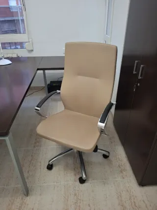 Mesa de oficina, cajonera sillas y armario