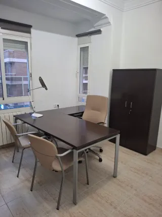 Mesa de oficina, cajonera sillas y armario