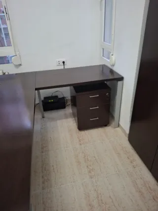 Mesa de oficina, cajonera sillas y armario